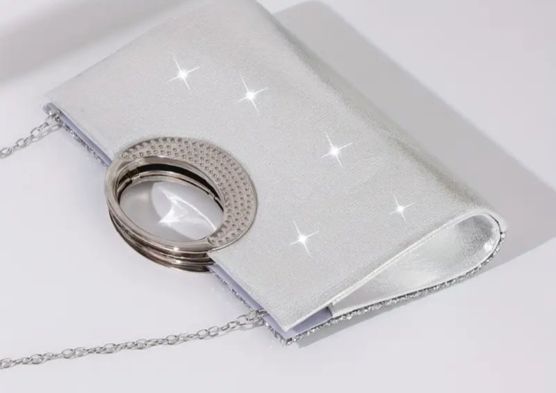 Вечерна чантичка в сребристо 