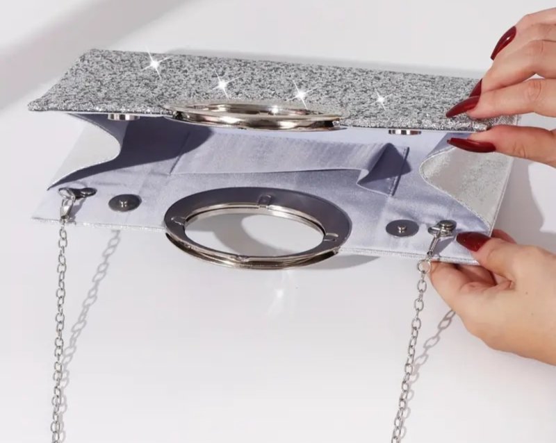 Вечерна чантичка в сребристо 