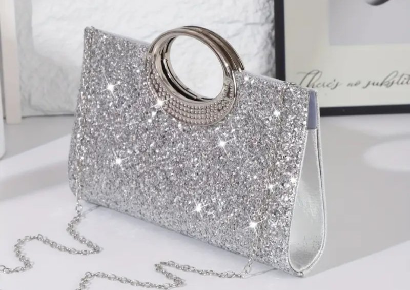 Вечерна чантичка в сребристо 