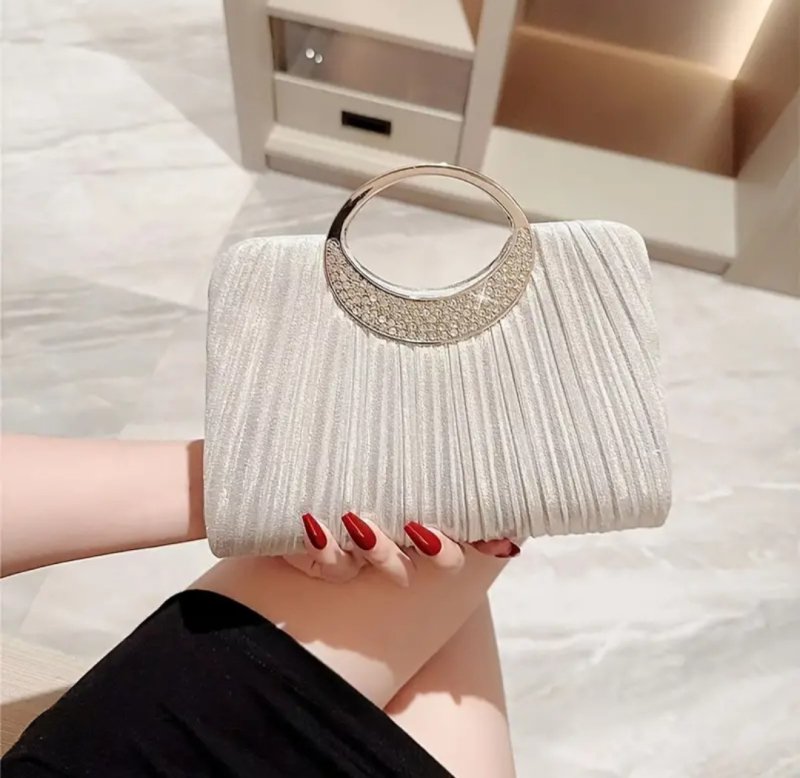 Елегантна вечерна чанта в черно