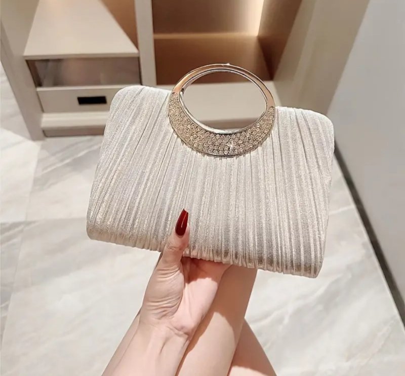 Елегантна вечерна чанта в черно