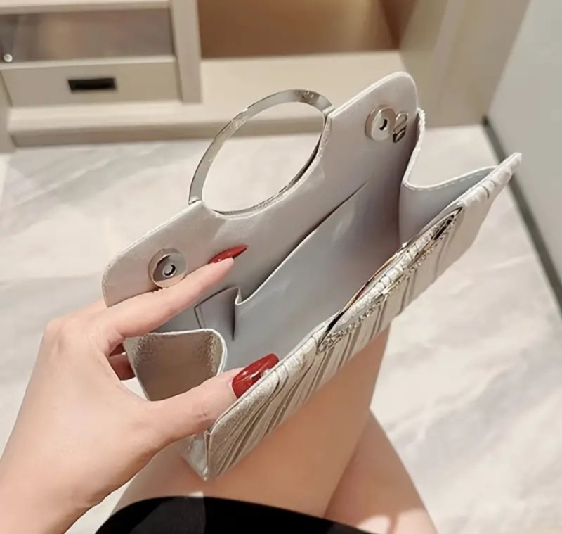 Елегантна вечерна чанта в черно