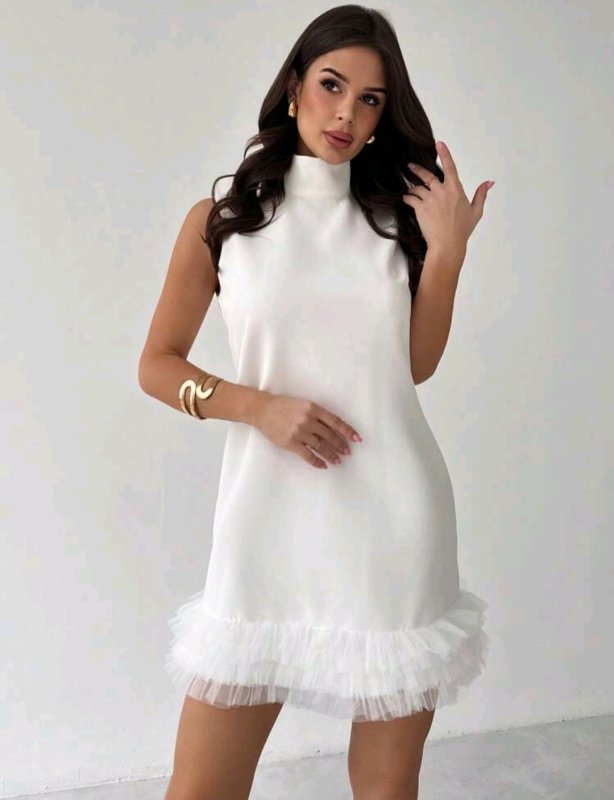 Къса бяла рокля с акцент от тюл