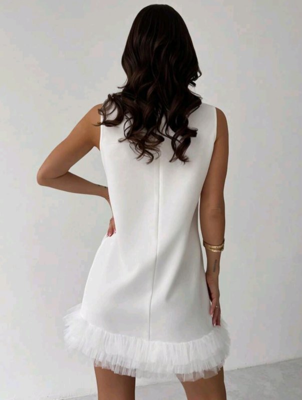 Къса бяла рокля с акцент от тюл