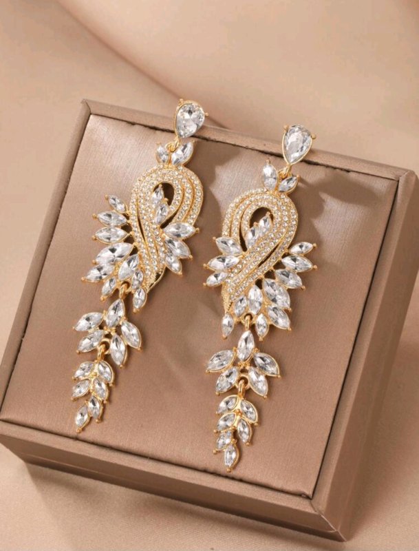 Златисти обеци с бели камъни