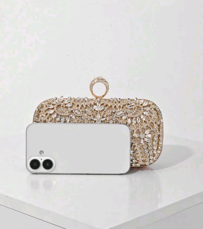 Елегантна златиста чантичка с бели камъни