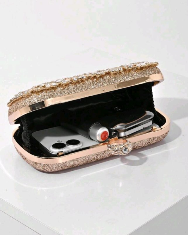 Елегантна златиста чантичка с бели камъни