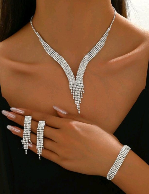 Комплект- колие, обеци и гривна