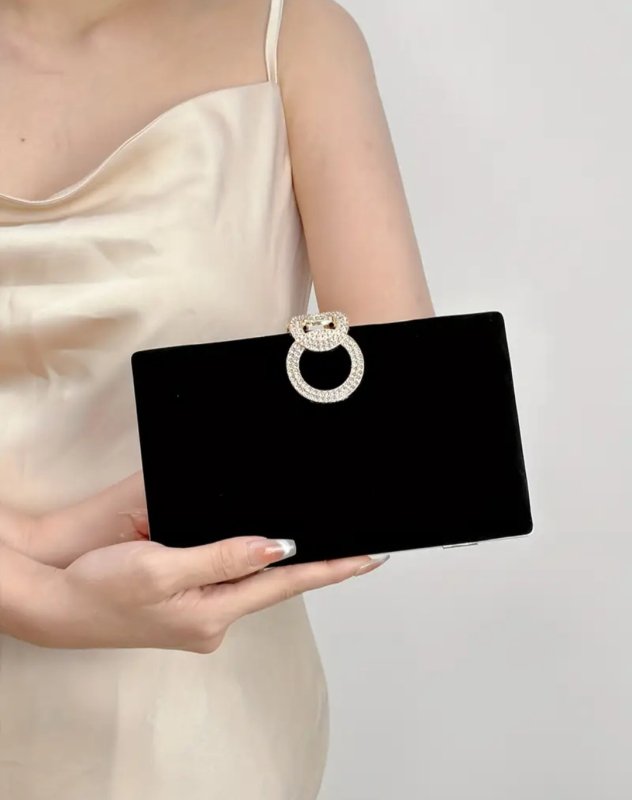 Дамска официална чанта в черно и златисто