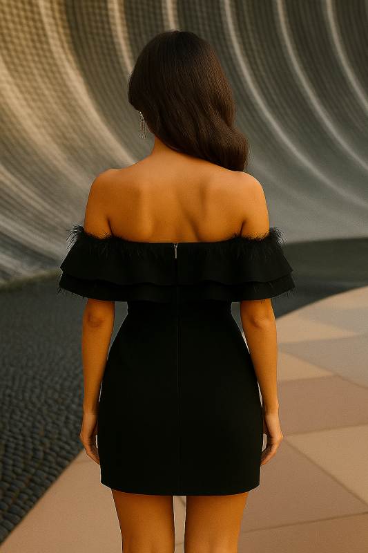 Къса вталена черна рокля с волани и пера