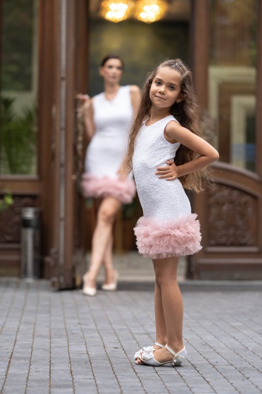 Детска рокля с бели пайети и тюл пудра