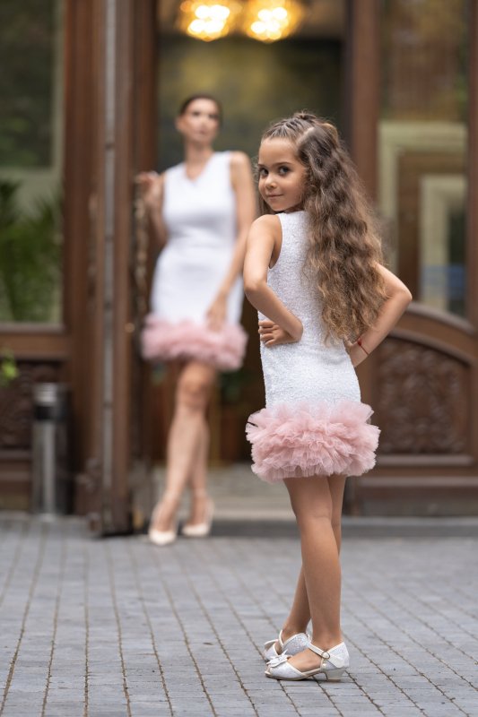 Детска рокля с бели пайети и тюл пудра