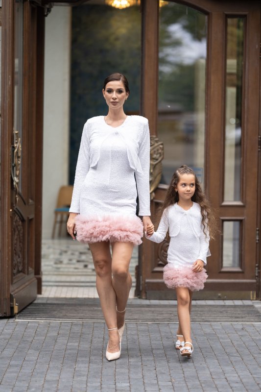 Комплект еднакви бели сака за майка и дъщеря с бели пайети