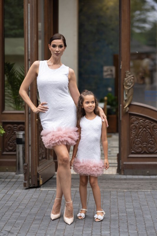 Комплект еднакви рокли за майка и дъщеря с бели пайети и тюл пудра