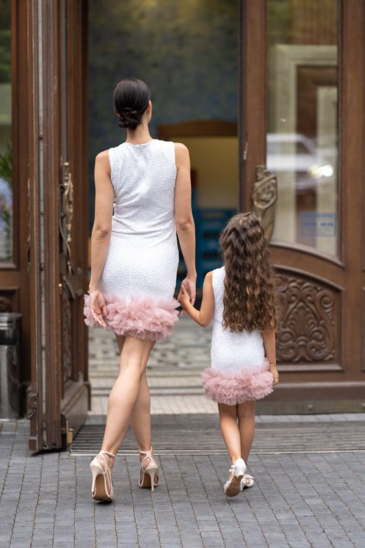 Комплект еднакви рокли за майка и дъщеря с бели пайети и тюл пудра