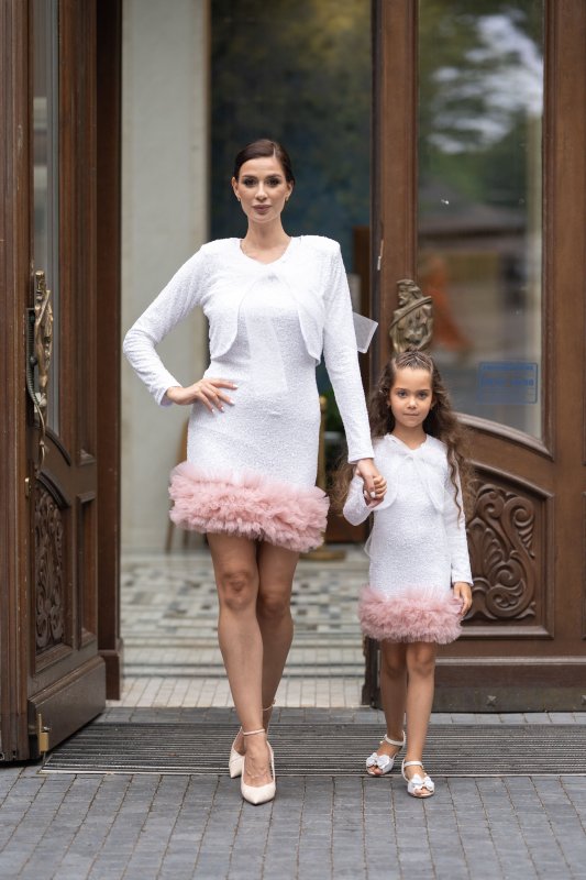 Комплект еднакви рокли за майка и дъщеря с бели пайети и тюл пудра