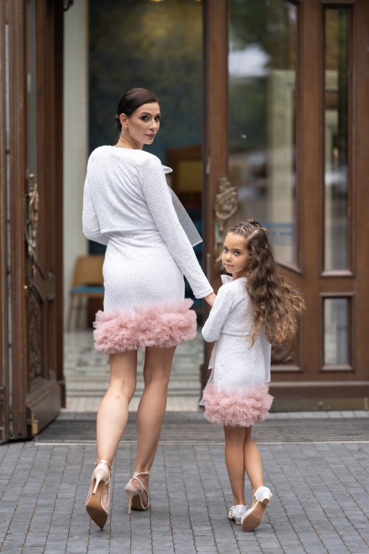 Комплект еднакви рокли за майка и дъщеря с бели пайети и тюл пудра