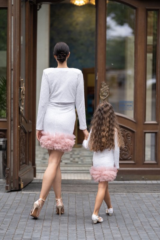 Комплект еднакви рокли за майка и дъщеря с бели пайети и тюл пудра