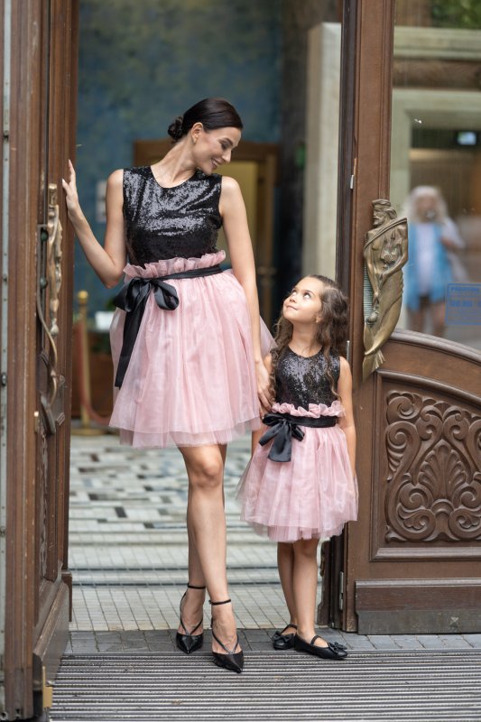 Комплект рокли за майка и дъщеря с черни пайети и розов тюл и органза