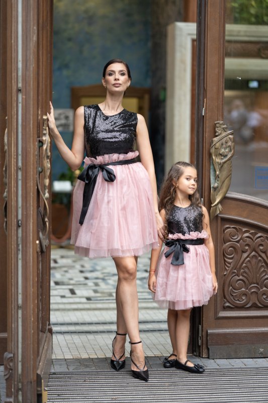 Комплект рокли за майка и дъщеря с черни пайети и розов тюл и органза