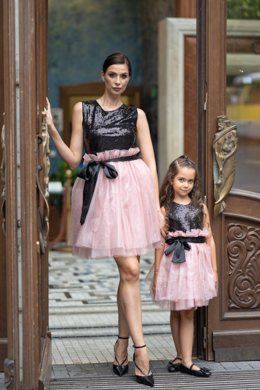 Комплект рокли за майка и дъщеря с черни пайети и розов тюл и органза