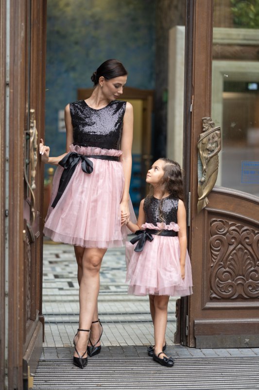 Комплект рокли за майка и дъщеря с черни пайети и розов тюл и органза