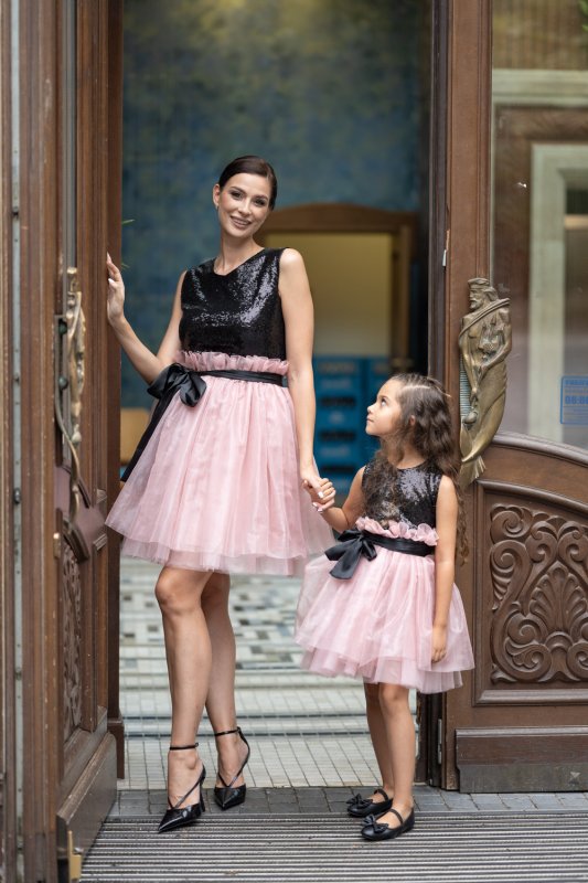 Комплект рокли за майка и дъщеря с черни пайети и розов тюл и органза