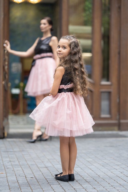 Детска рокля с черни пайети и розов тюл и органза