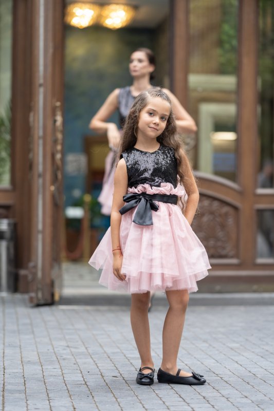 Детска рокля с черни пайети и розов тюл и органза
