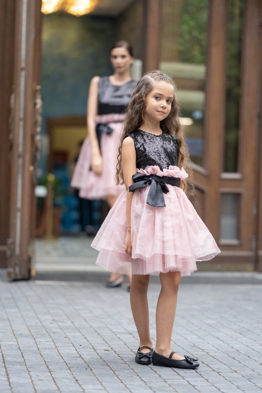 Детска рокля с черни пайети и розов тюл и органза