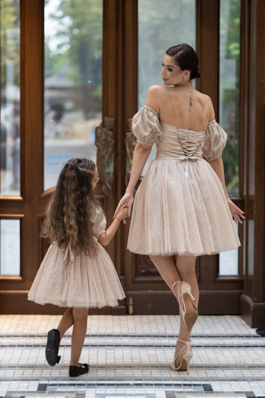 Комплект рокли за майка и дъщеря с блестящ бежов тюл