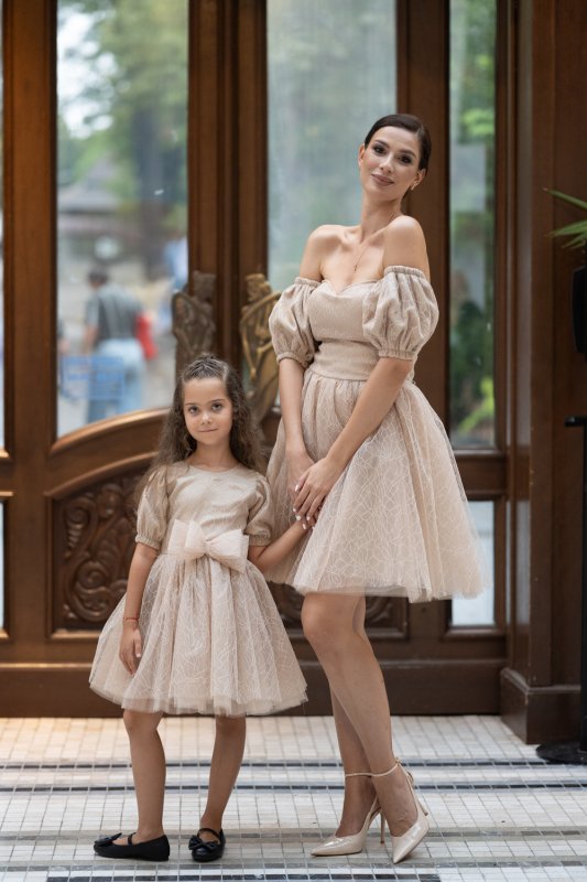 Комплект рокли за майка и дъщеря с блестящ бежов тюл