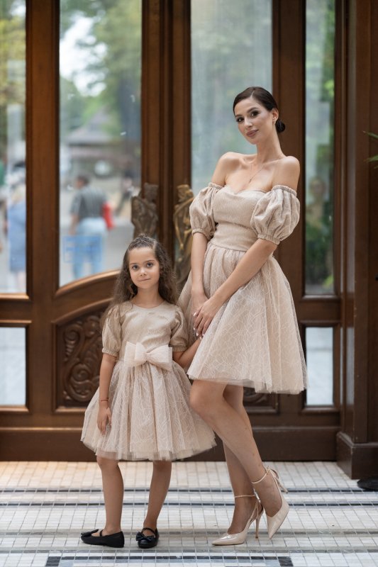 Комплект рокли за майка и дъщеря с блестящ бежов тюл