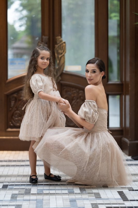 Комплект рокли за майка и дъщеря с блестящ бежов тюл