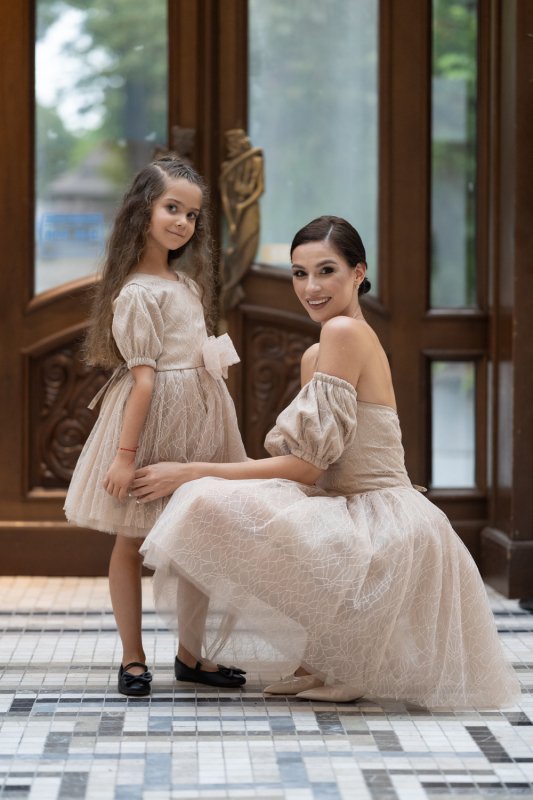 Комплект рокли за майка и дъщеря с блестящ бежов тюл