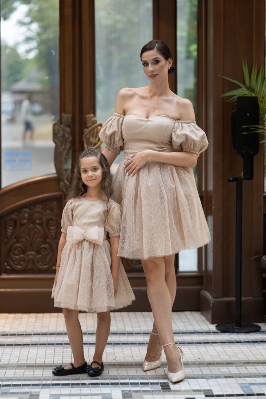 Комплект рокли за майка и дъщеря с блестящ бежов тюл