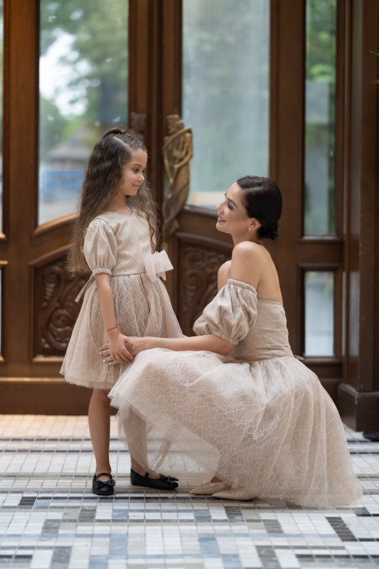 Комплект рокли за майка и дъщеря с блестящ бежов тюл