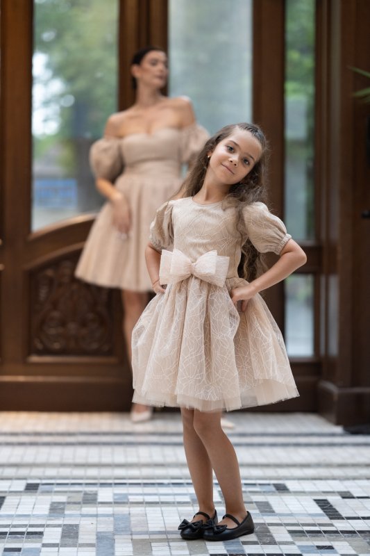 Детска рокля с блестящ бежов тюл