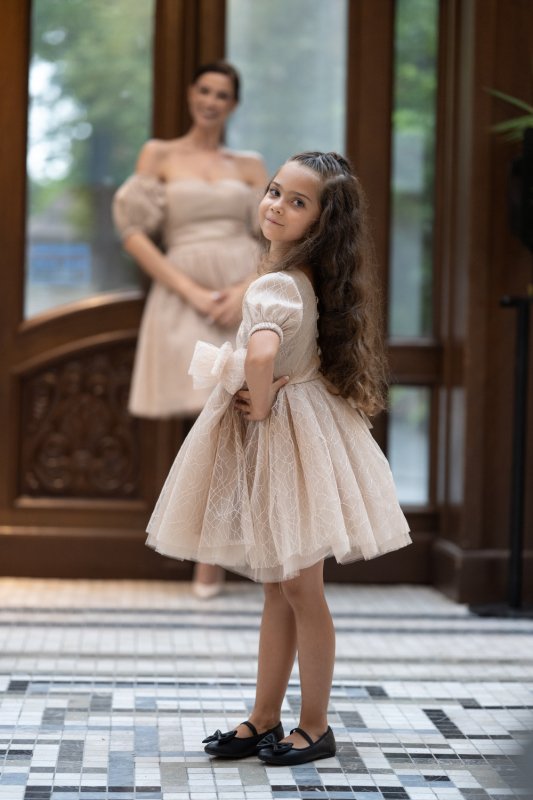 Детска рокля с блестящ бежов тюл