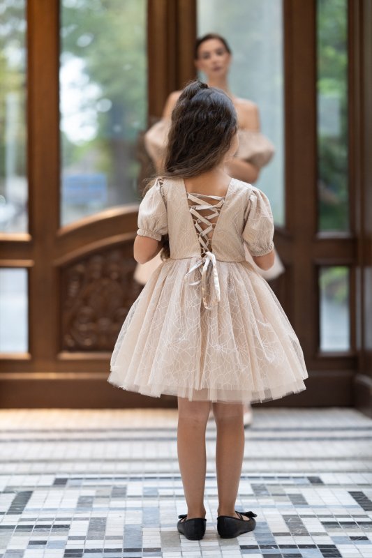 Детска рокля с блестящ бежов тюл