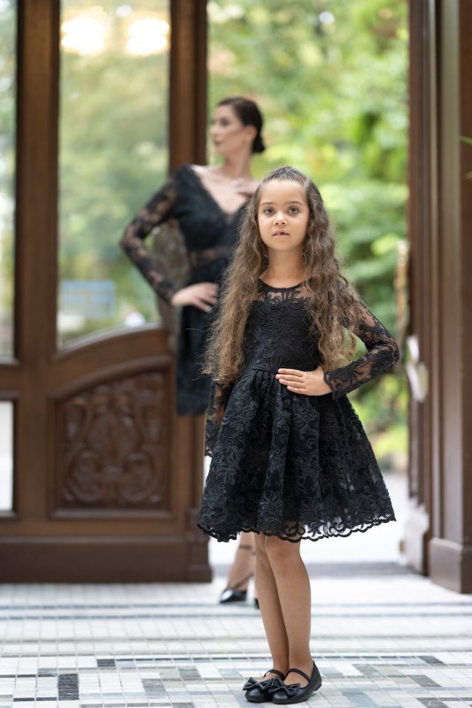 Детска рокля от черна дантела с дълъг ръкав