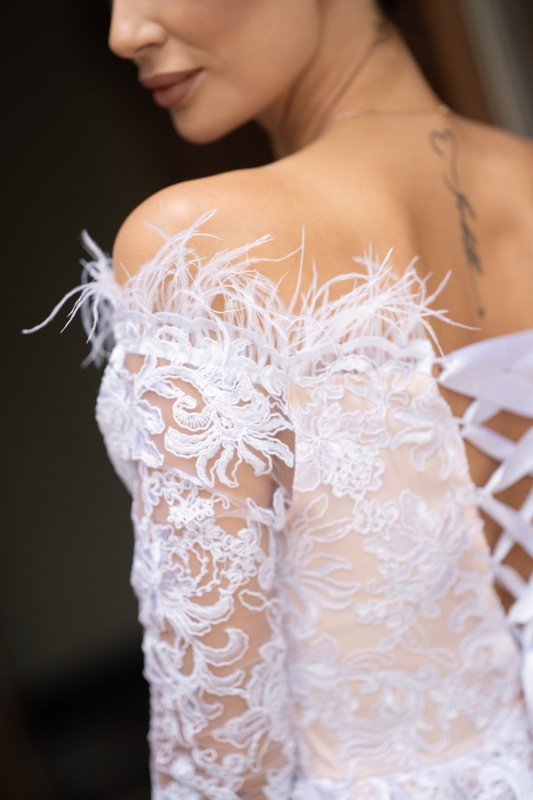 Дамска рокля с бяла дантела и перца