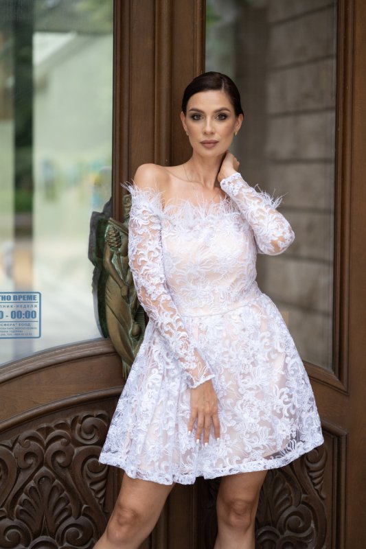 Дамска рокля с бяла дантела и перца