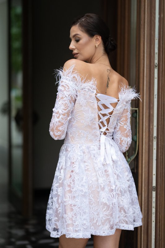 Дамска рокля с бяла дантела и перца