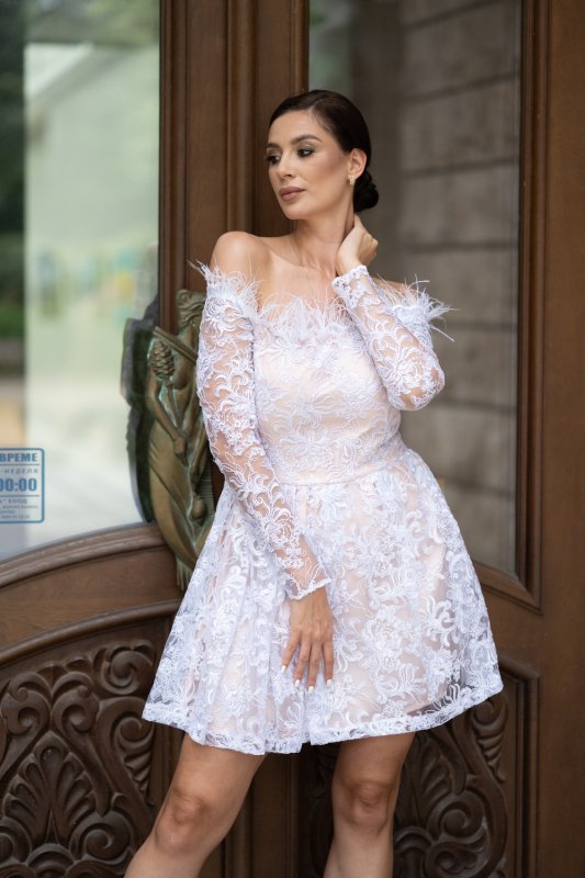 Дамска рокля с бяла дантела и перца