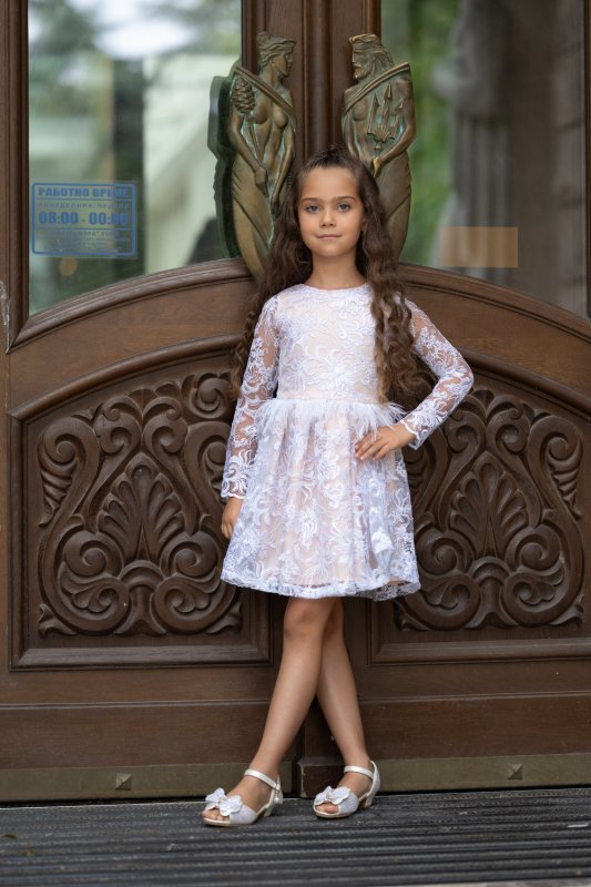 Детска рокля с бяла дантела и перца