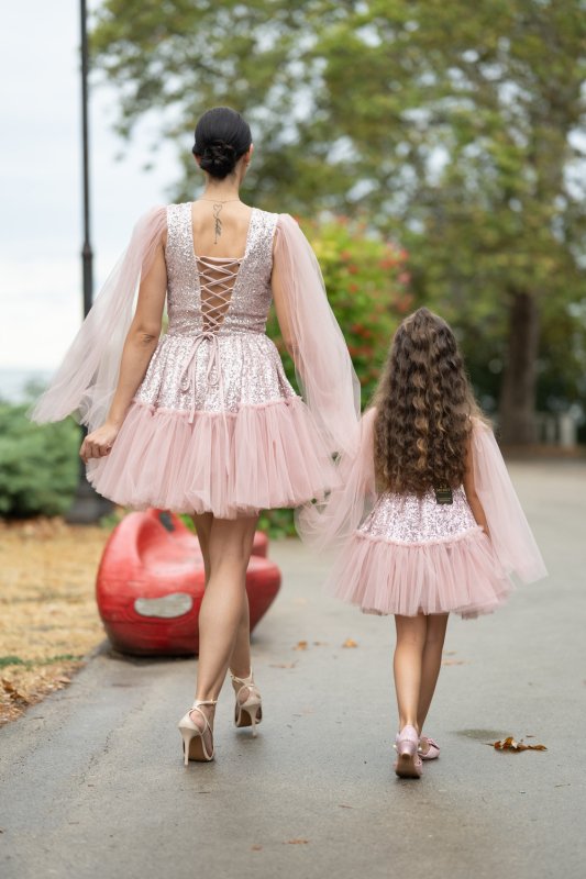 Комплект рокли за майка и дъщеря – пудра розово с пайети и тюл