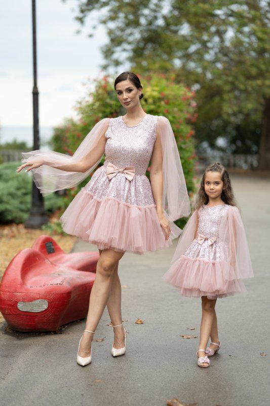Комплект рокли за майка и дъщеря – пудра розово с пайети и тюл