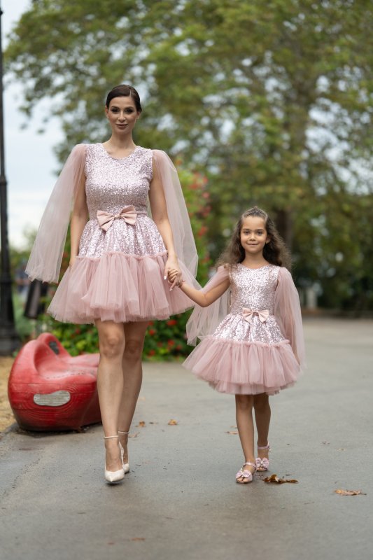 Комплект рокли за майка и дъщеря – пудра розово с пайети и тюл