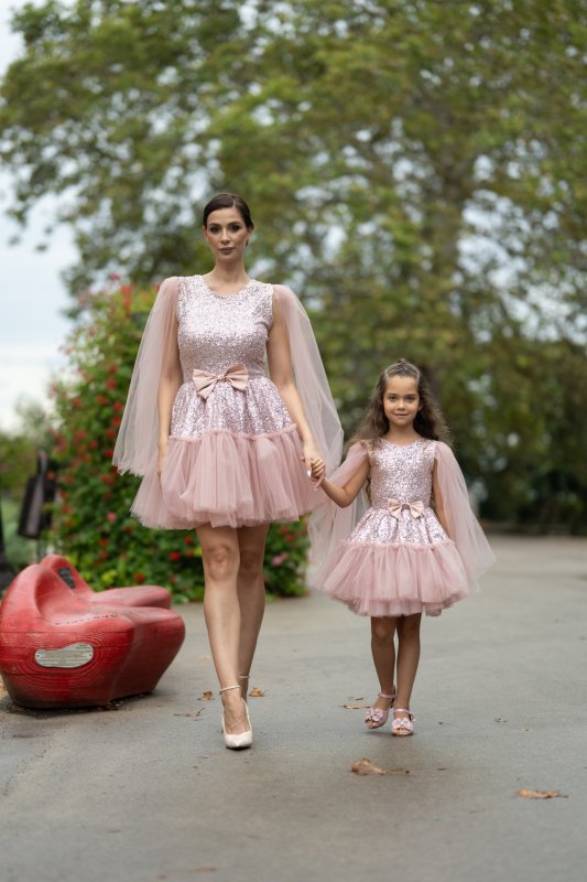 Комплект рокли за майка и дъщеря – пудра розово с пайети и тюл